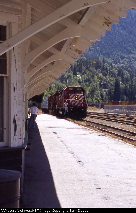 CP 6023 getting a crew change